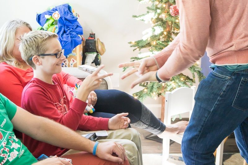 Jugar unes tisores de paper de roca pot ser un dels jocs de festa de Nadal més divertits