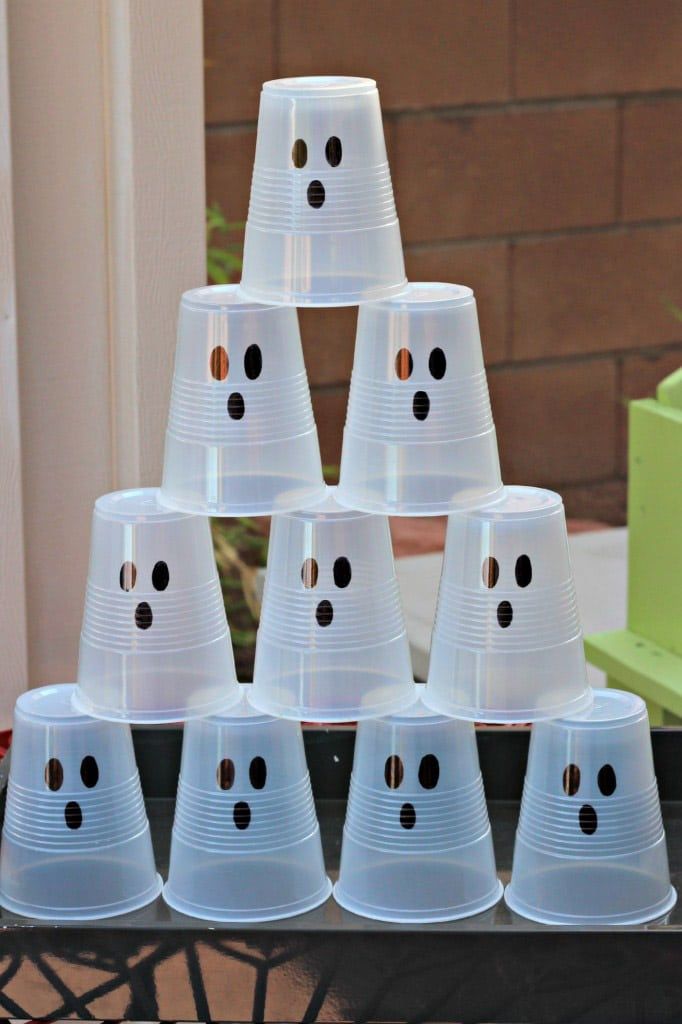 Duchové poháre zoradené pre jednu z najzábavnejších halloweenských hier
