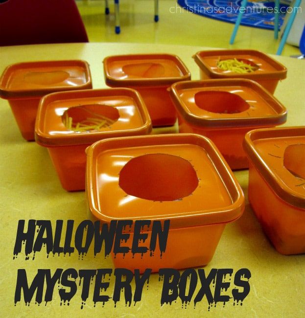 Kinder durch Mystery Boxen gehen zu lassen, ist eines der lustigsten Halloween-Spiele, die es gibt