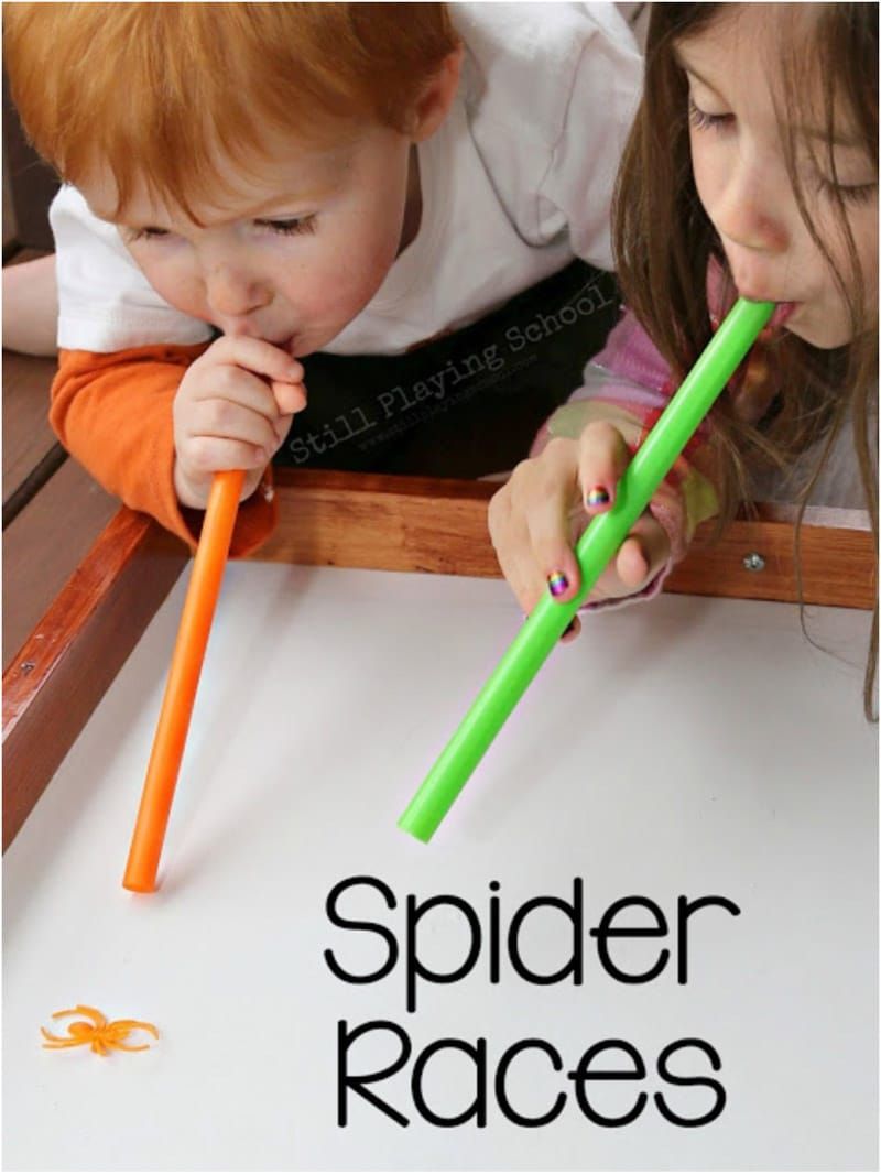 Дети участвуют в гонках с пауками и в других играх для вечеринок на Хэллоуин
