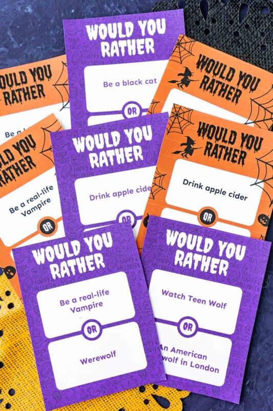 Lila und orange Papiere mit Halloween-Thema würden Sie lieber Fragen dazu