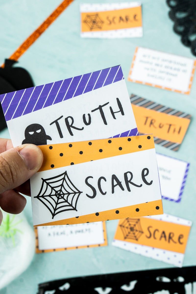 Wydrukowano pytania dotyczące prawdy lub wyzwania na Halloween dla dzieci