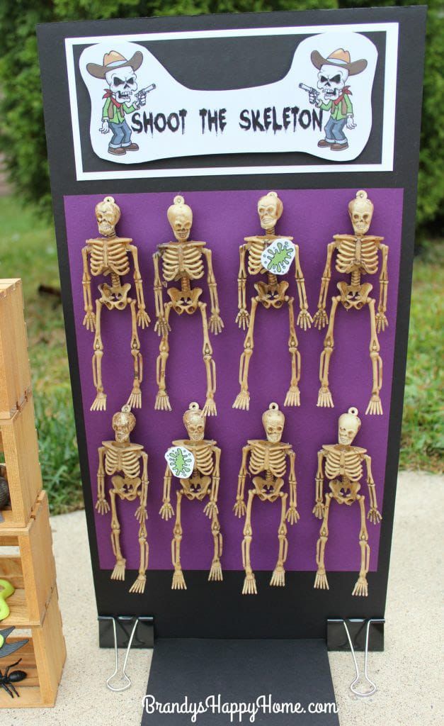 Доска для стрельбы по скелетам и другие карнавальные игры на Хэллоуин