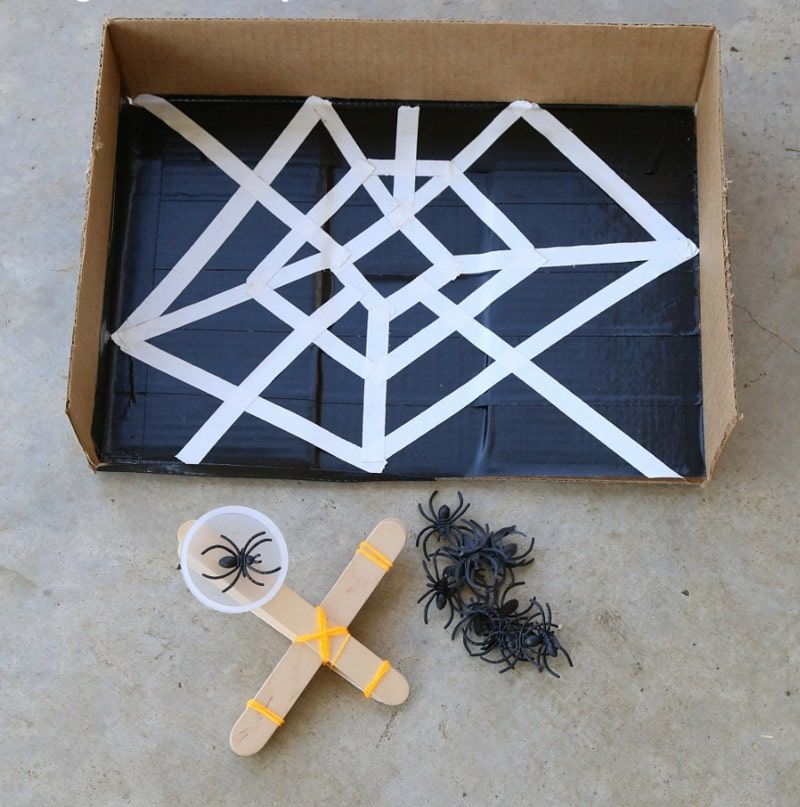 DIY मकड़ी के लॉन्च बच्चों के लिए मजेदार हेलोवीन गेम बनाते हैं