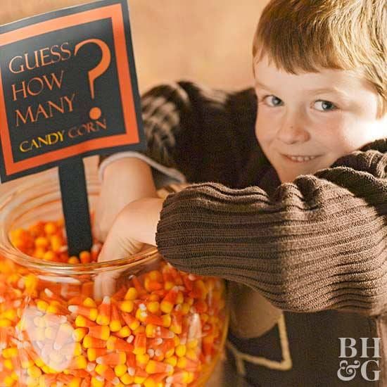 Ein Kind, das lustige Halloween-Spiele für Kinder spielt