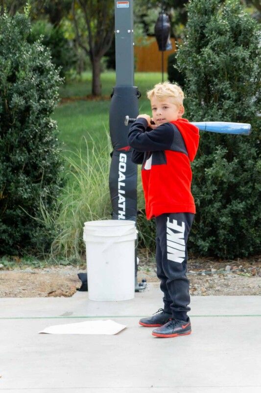 Niño sosteniendo un bate de béisbol