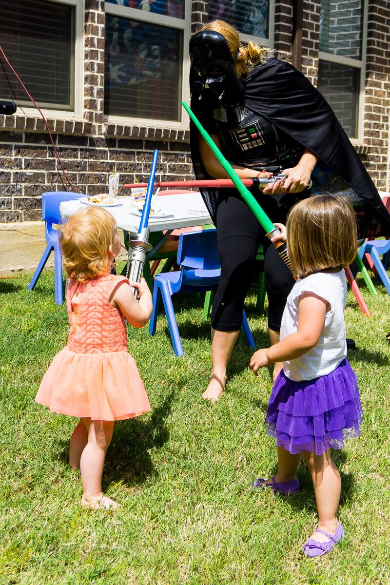 Proovige oma järgmise Tähesõdade sünnipäeva või lastepidu jaoks neid lõbusaid DIY Jedi Training Academy peomänge! Toredad ideed, mis sobivad poistele, tüdrukutele ja isegi täiskasvanute peol! Kindlasti proovige neid tegevusi koos oma lastega meie järgmisel Tähesõdade peol!