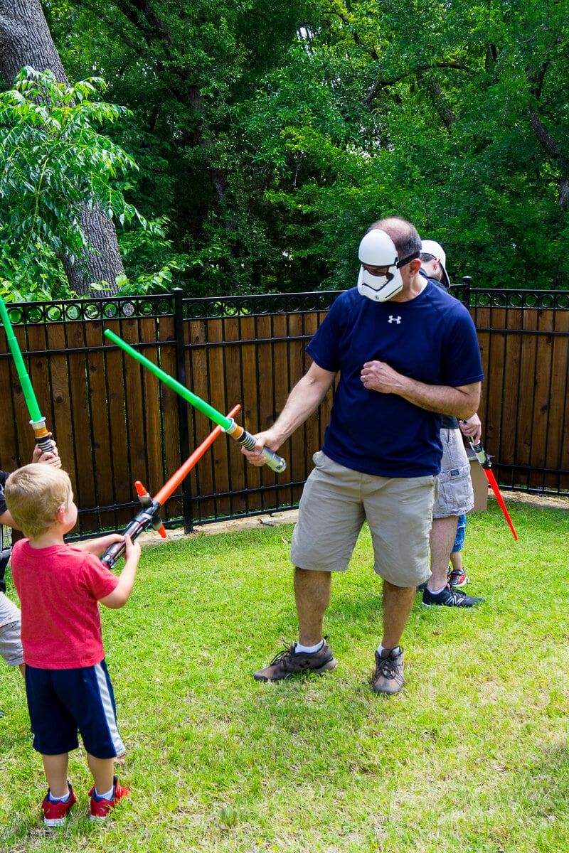 Prova dessa roliga DIY Jedi Training Academy festspel för din nästa Star Wars födelsedag eller barnfest! Bra idéer som fungerar för pojkar, flickor och till och med en vuxen fest! Definitivt prova dessa aktiviteter med mina barn på vårt nästa Star Wars-parti!