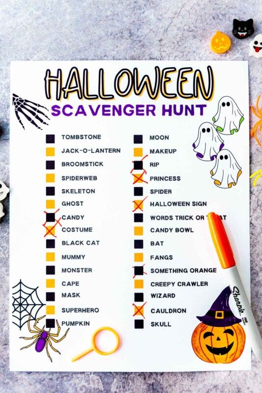 Nai-print ang Halloween scavenger hunt na may mga item na naka-check off