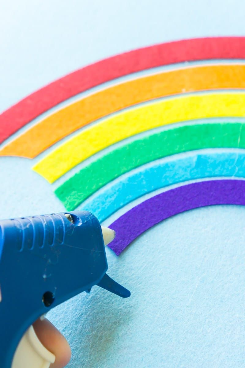 Een vilten regenboog op een DIY St Patrick lijmen