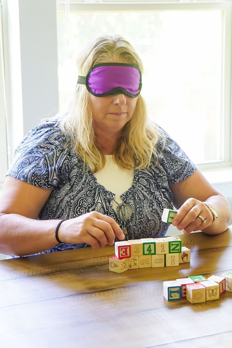 Blindfolded block é um dos melhores jogos do chá de bebê