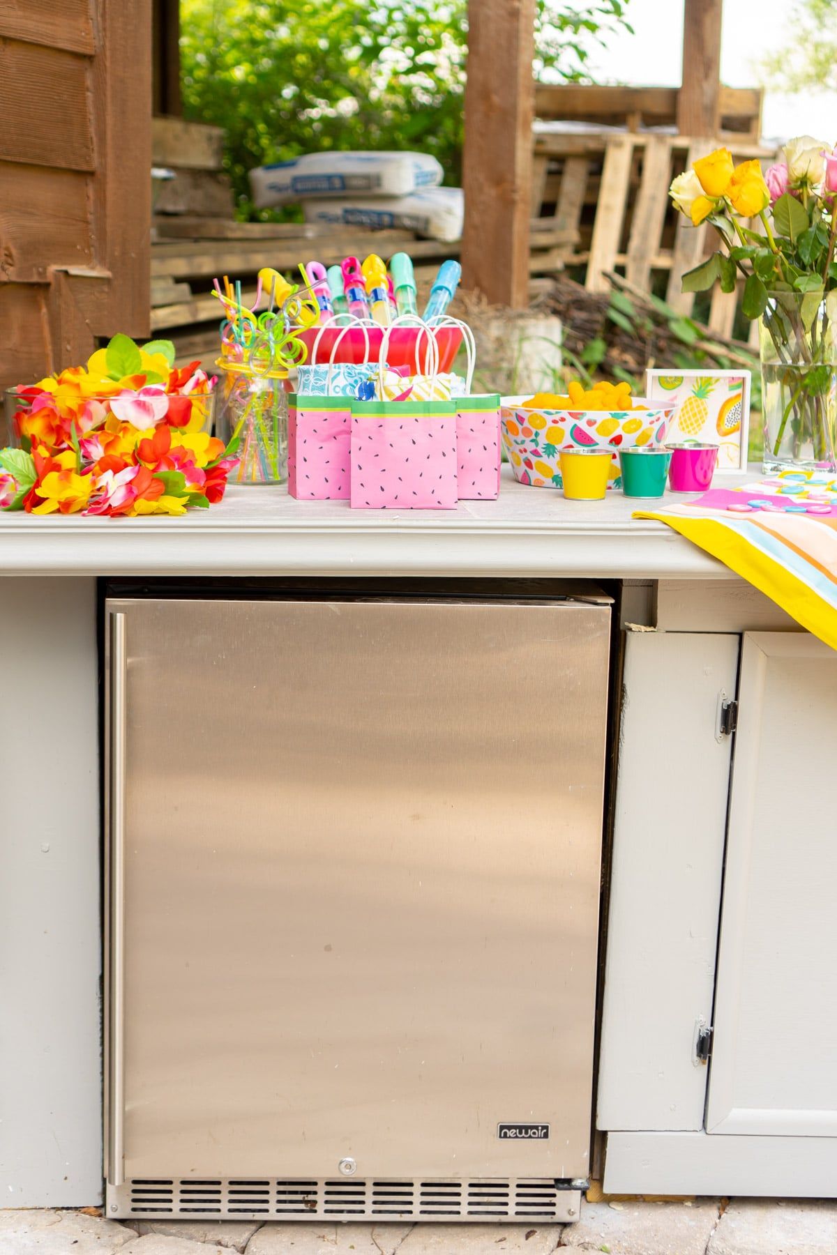Холодильник для напитков Newair и красочные сувениры для вечеринок