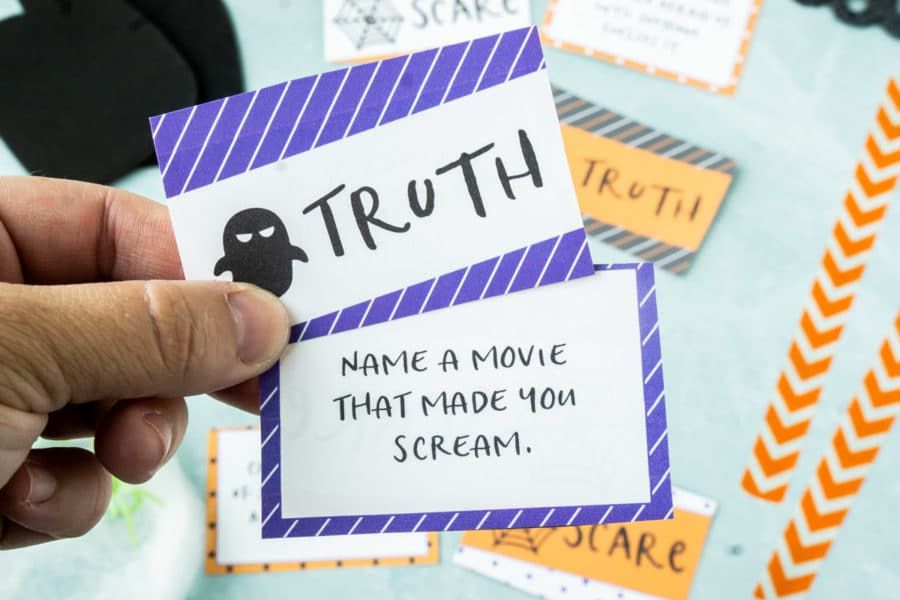 Cartões com perguntas sobre a verdade ou o desafio do Halloween