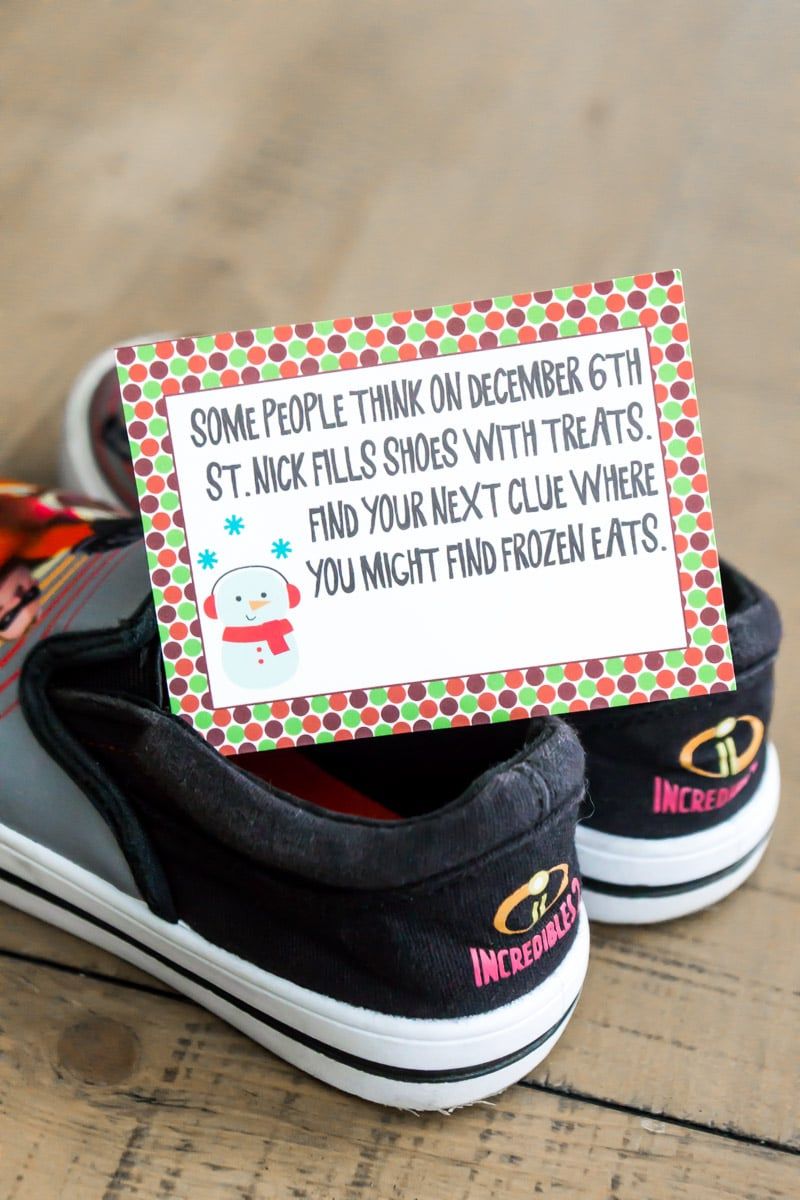 Pistas de búsqueda del tesoro de Navidad en un par de zapatos