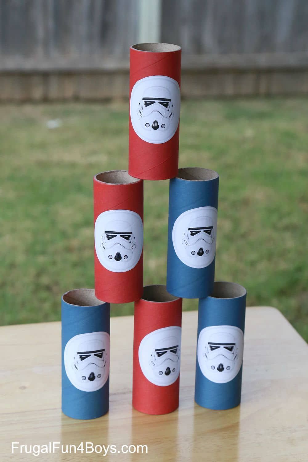 Intenta derribar a los Storm Troopers en estos divertidos juegos de fiesta de cumpleaños de Star Wars