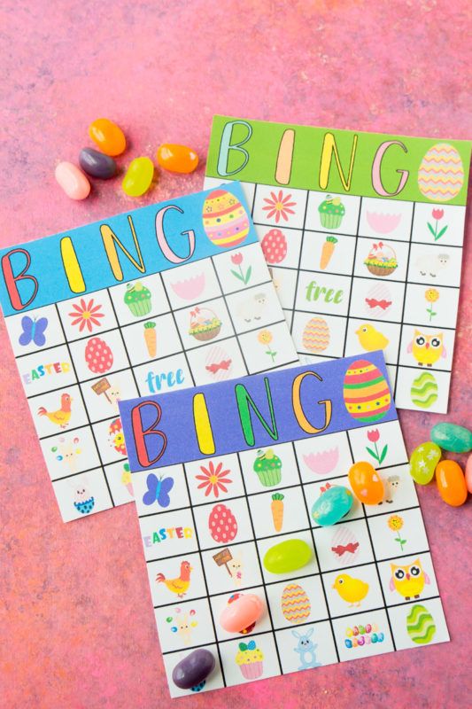 Três cartelas de bingo de Páscoa com jujubas