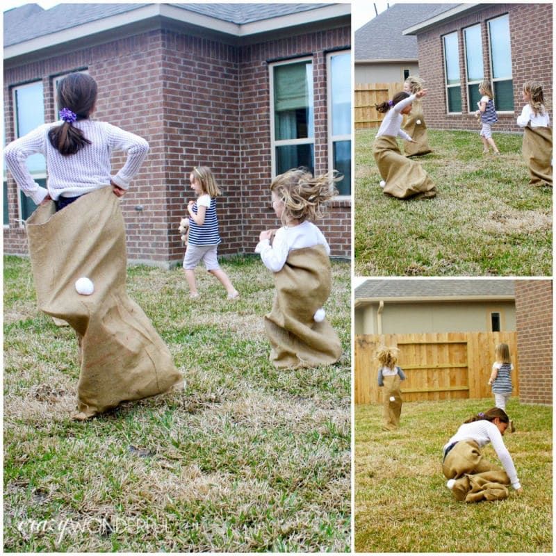 Niños haciendo una carrera de sacos de conejos y otras actividades de Pascua