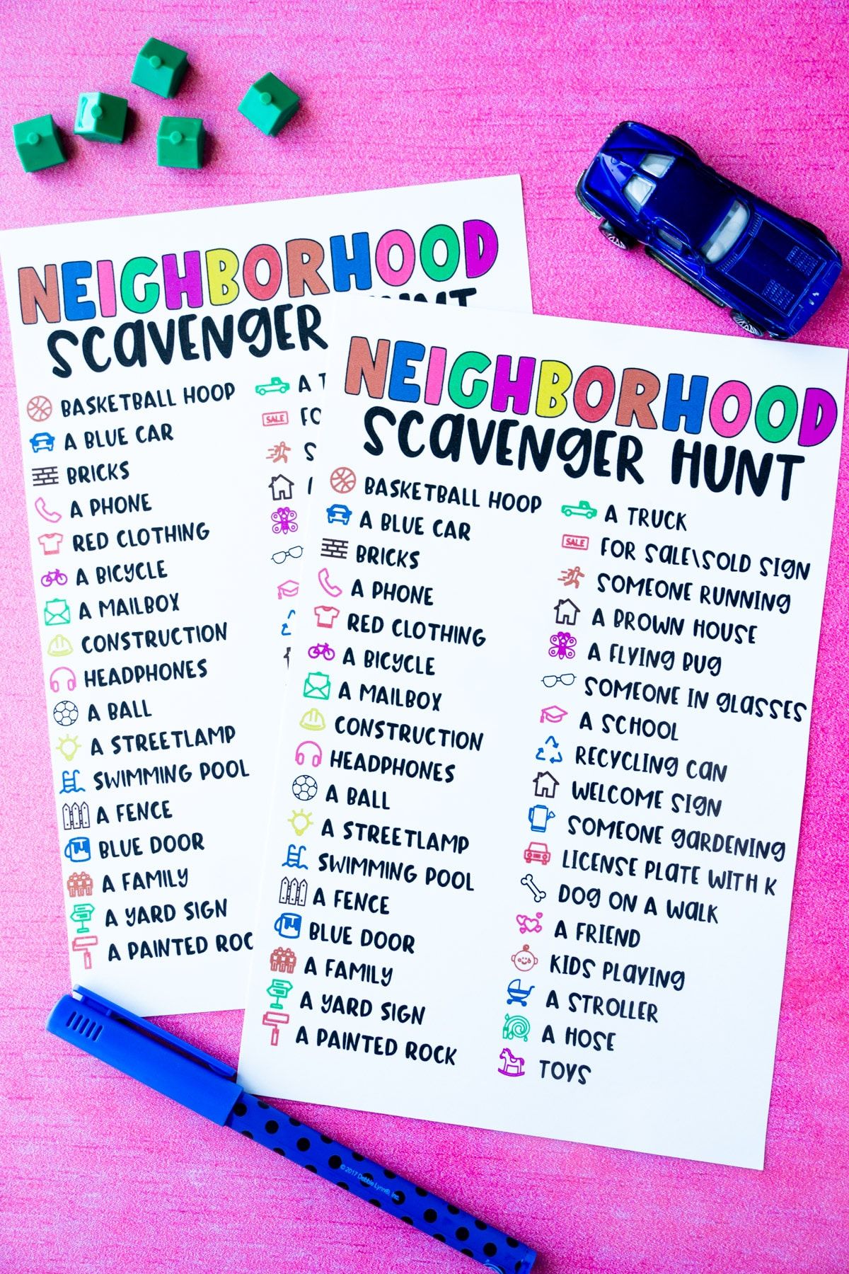 Dos listas de búsqueda del tesoro en el vecindario con casas de juguete