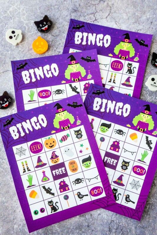 Четири лилави карти за бинго за Хелоуин с вещица върху тях