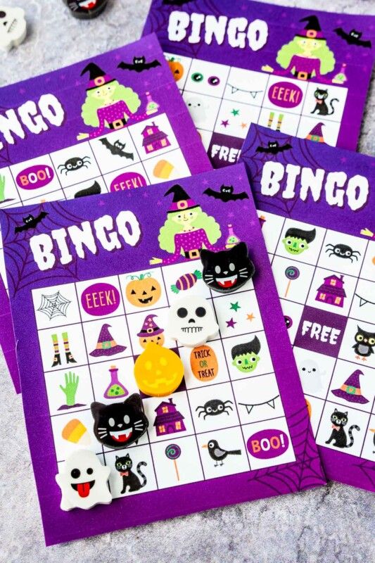 Fialové halloweenské bingo karty s halloweenskými gumami označujícími bingo