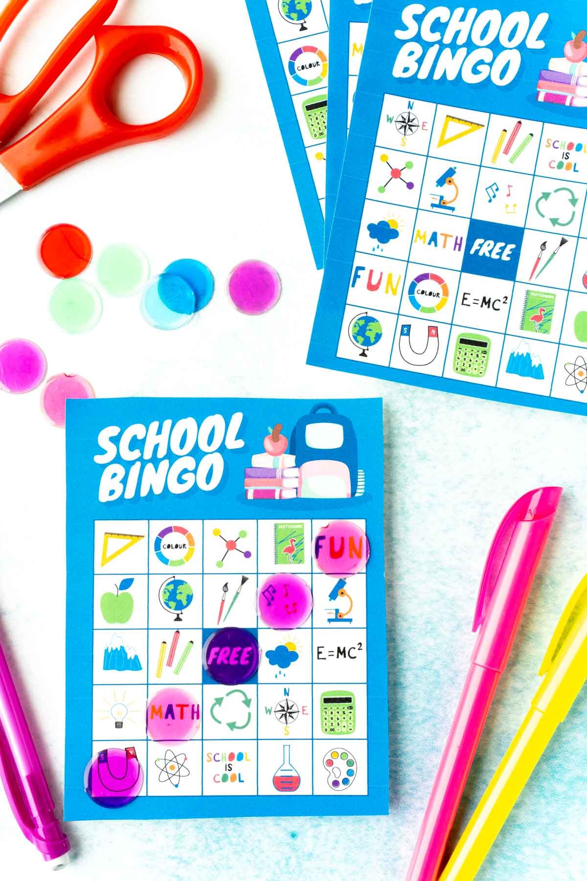 Una targeta blava de bingo escolar amb imatges de l’escola