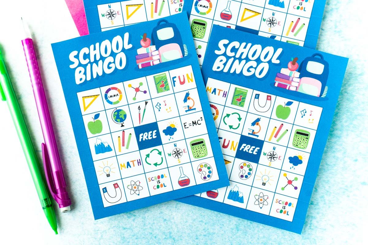 Čtyři modré karty bingo se dvěma tužkami