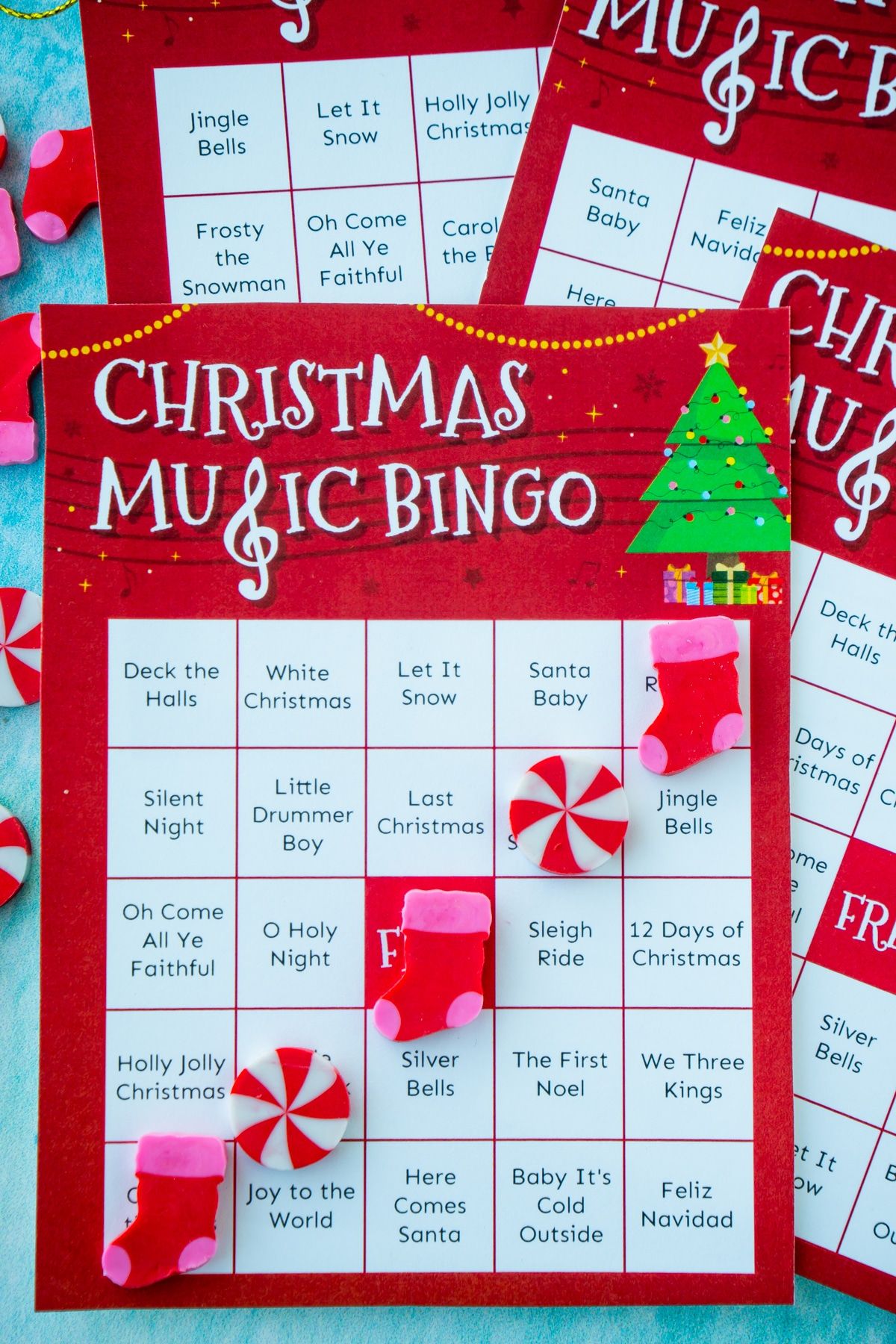 Ziemassvētku mūzikas bingo karte ar bingo, kas izgatavota no Ziemassvētku dzēšgumijām