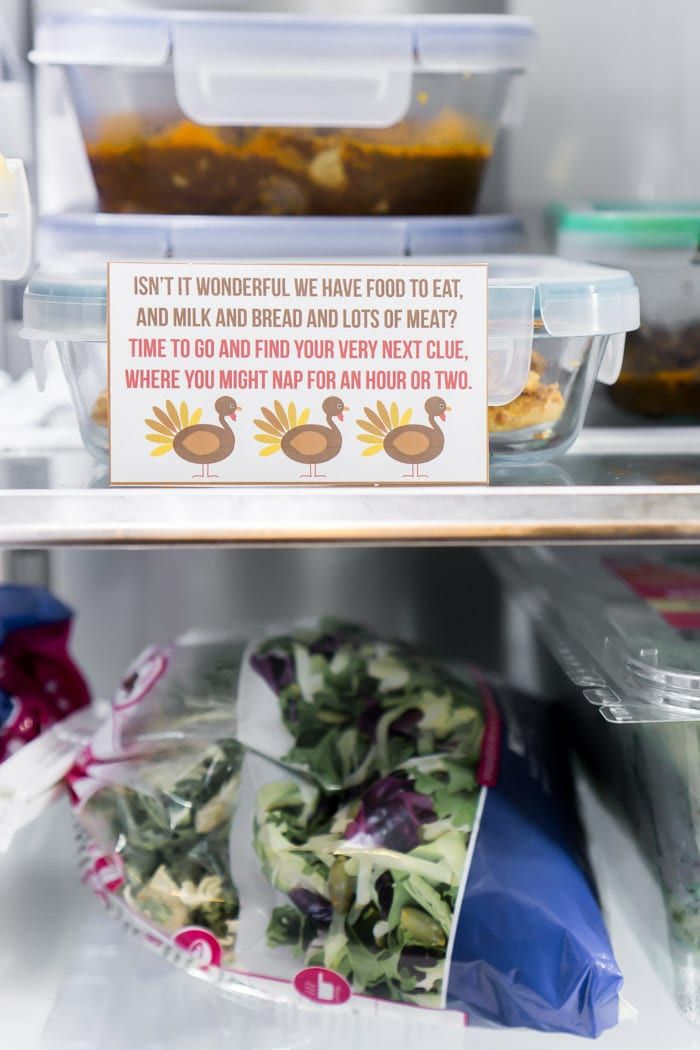Een aanwijzing voor een Thanksgiving-speurtocht verborgen in de koelkast