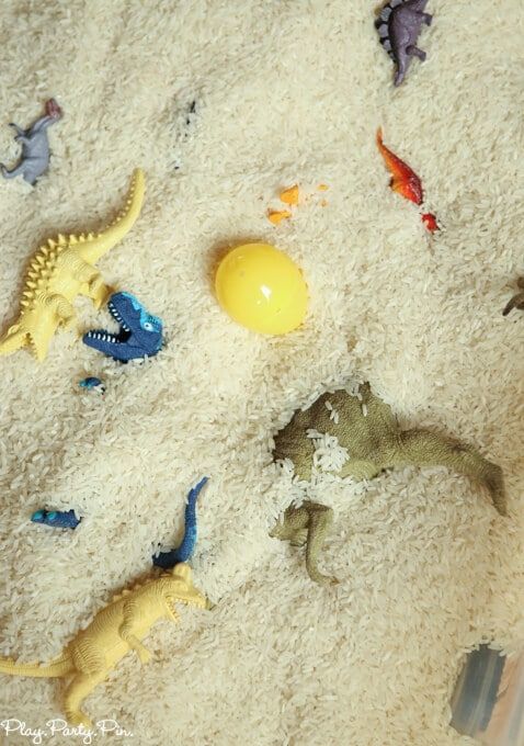Grans jocs de festes de dinosaures! Aquesta idea d’excavació de dinosaures és perfecta per a tots els amants dels dinosaures.