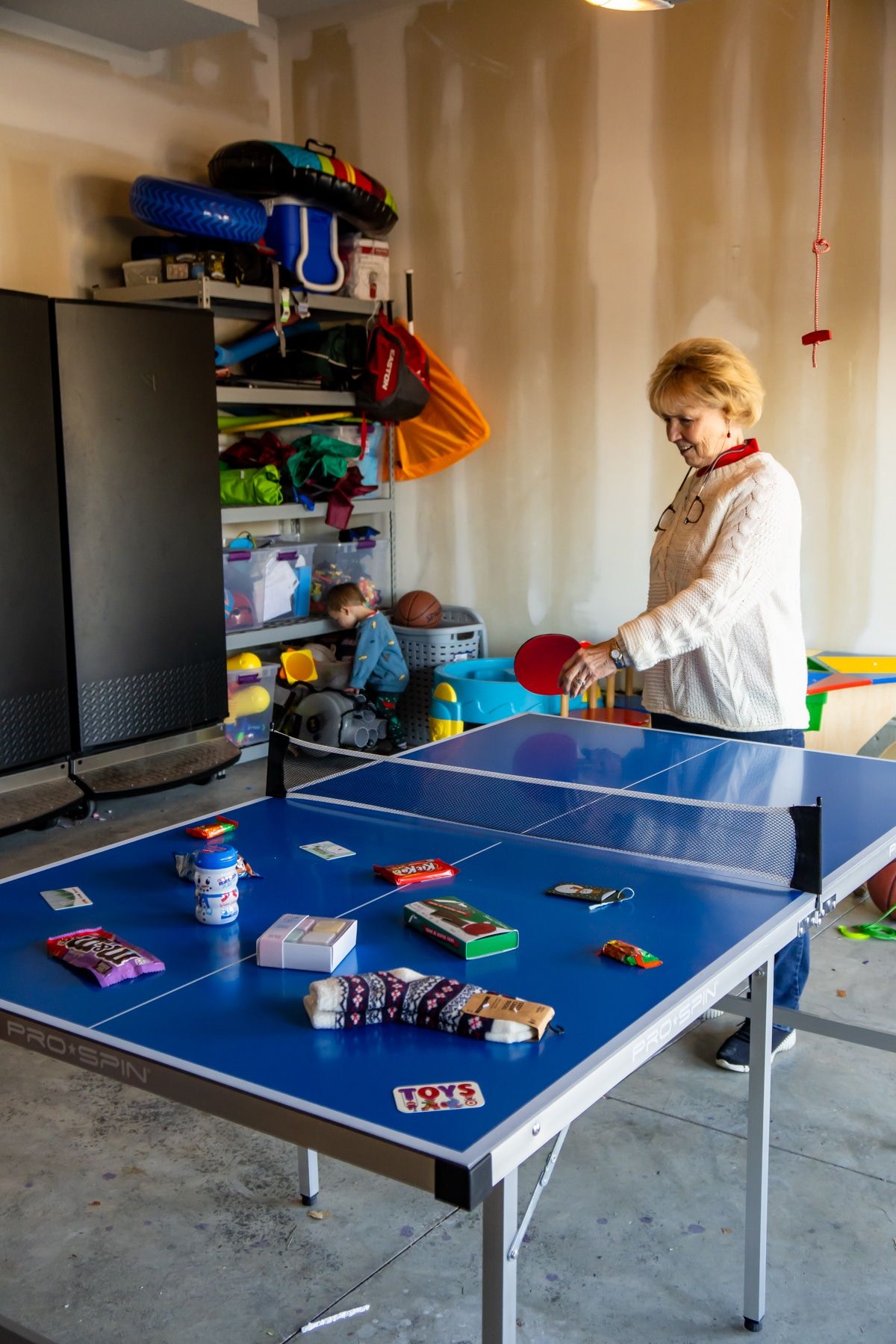 Grand-mère frapper une balle de ping-pong