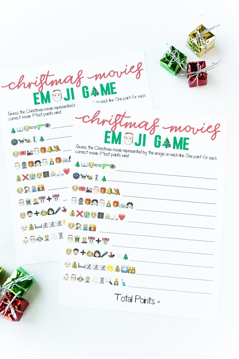 Dua salinan cetak dari permainan emoji Natal