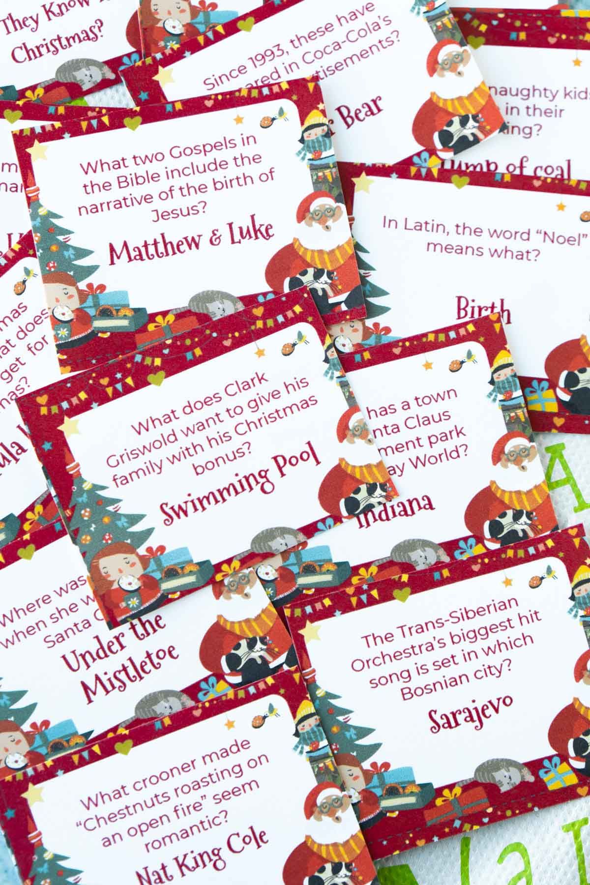 Yığın halindeki kartlarda Noel trivia soruları