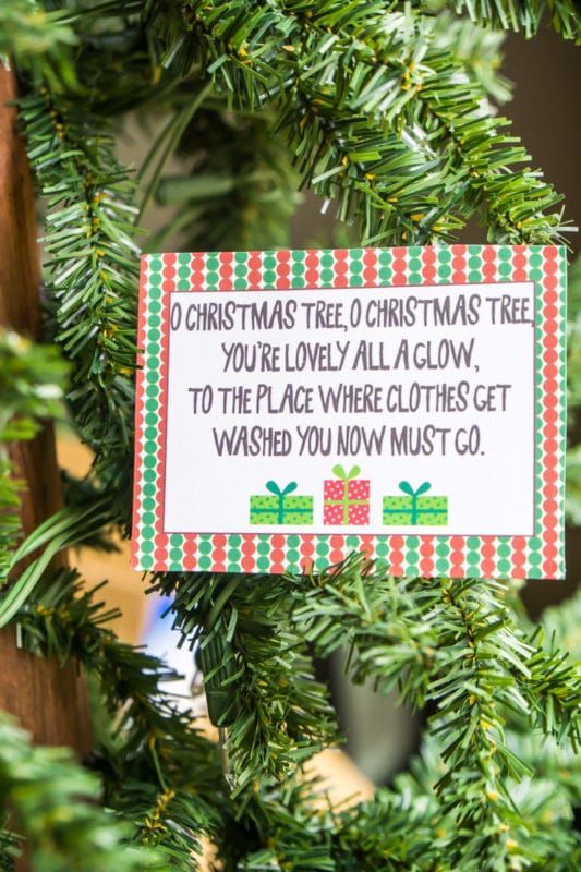 Kalėdinis gaudytojas medžioja mįsles ant dekoruotų kortelių