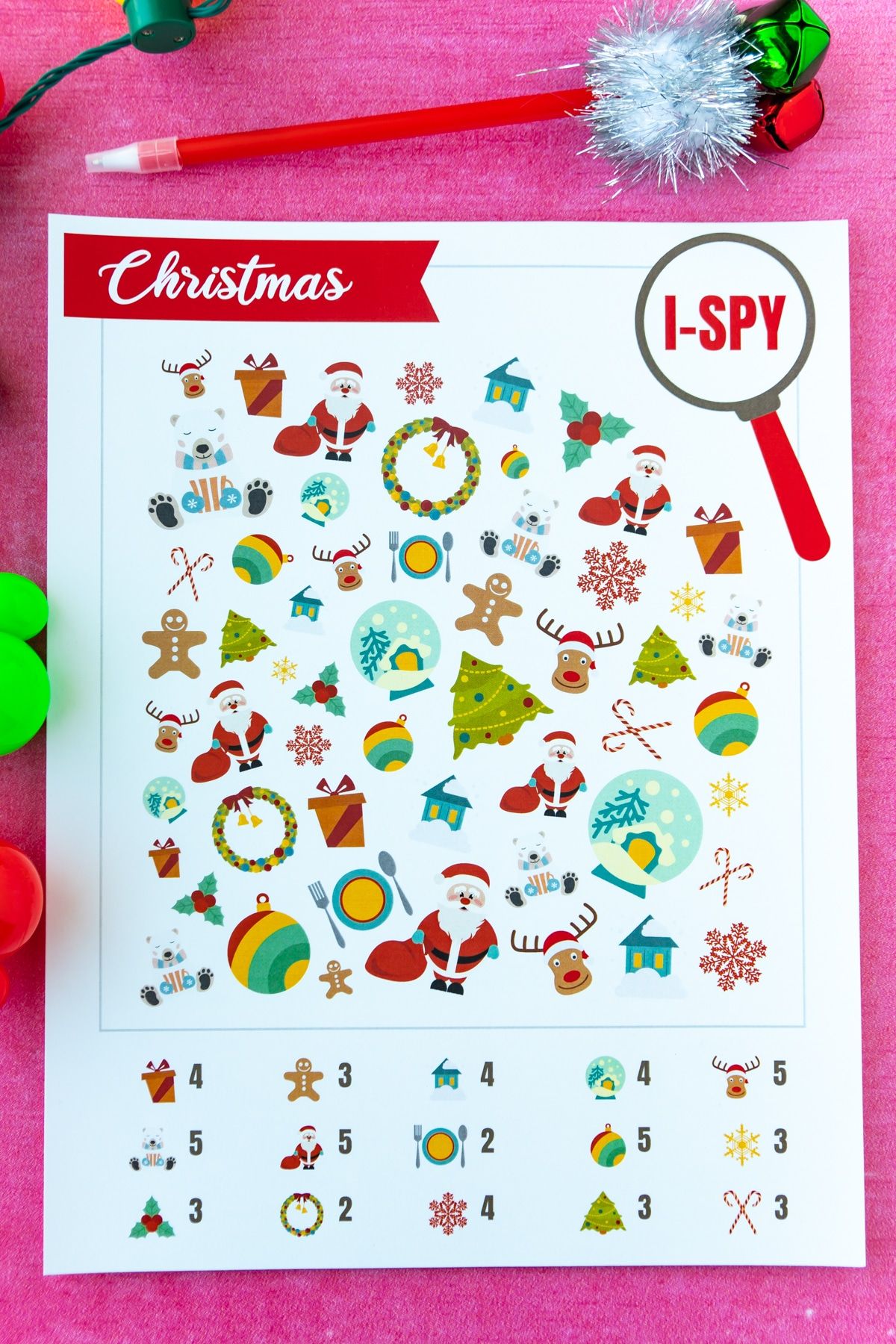 Tulostettu joulun i-spy-peli vaaleanpunaisella taustalla