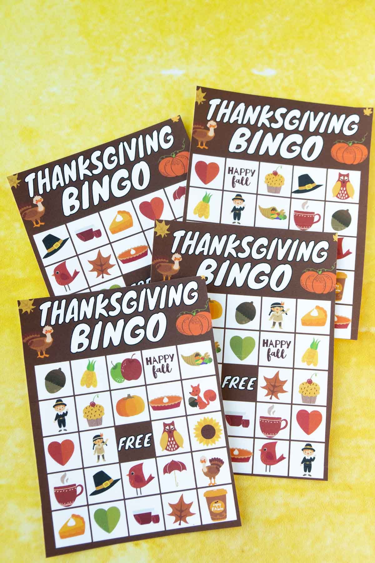 Четири бинго карти за Деня на благодарността на жълт фон