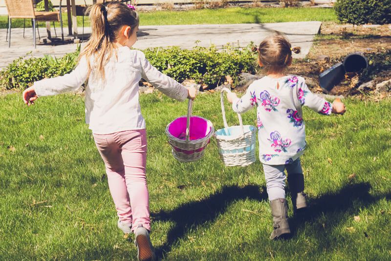 10 idées amusantes de chasse aux œufs de Pâques qui conviennent à tous les âges - pour les enfants plus âgés, pour les adultes, pour les adolescents, pour les tout-petits ou même pour les bébés! Les enfants adoreront la version unique d