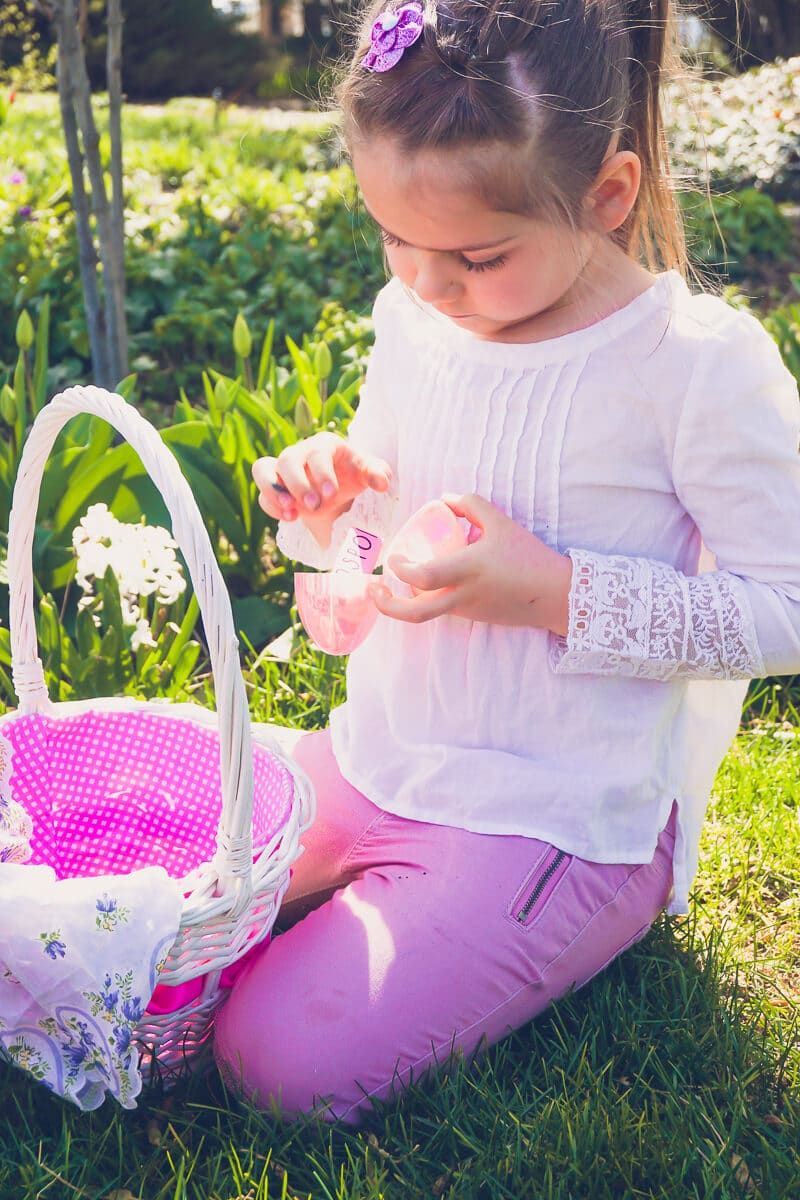 10 idées amusantes de chasse aux œufs de Pâques qui conviennent à tous les âges - pour les enfants plus âgés, pour les adultes, pour les adolescents, pour les tout-petits ou même pour les bébés! Les enfants adoreront la version unique d