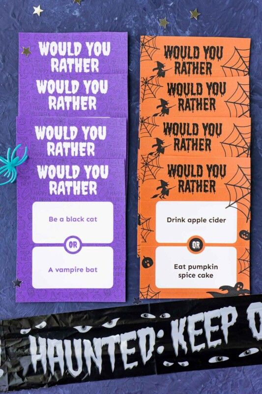 Una fila de tarjetas moradas de Halloween preferirías tarjetas de preguntas y una fila de tarjetas naranjas