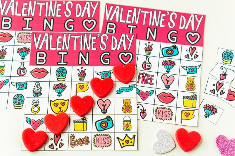 Валентин бинго карти с маркери отгоре