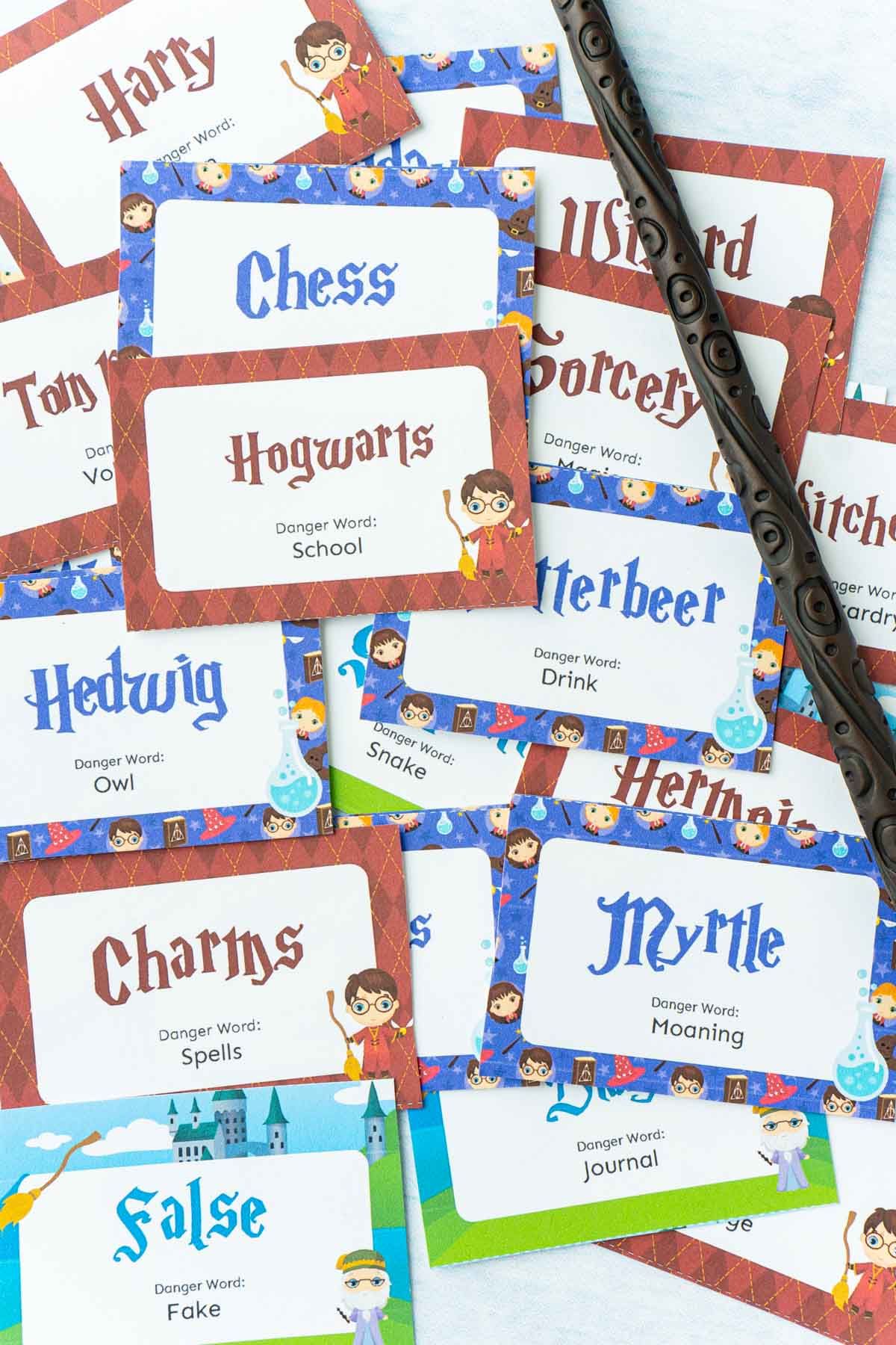 چھوٹے کارڈوں کا ایک گروپ جس میں ہیری پوٹر کے الفاظ اور ان پر تصاویر اور چھڑی ہو