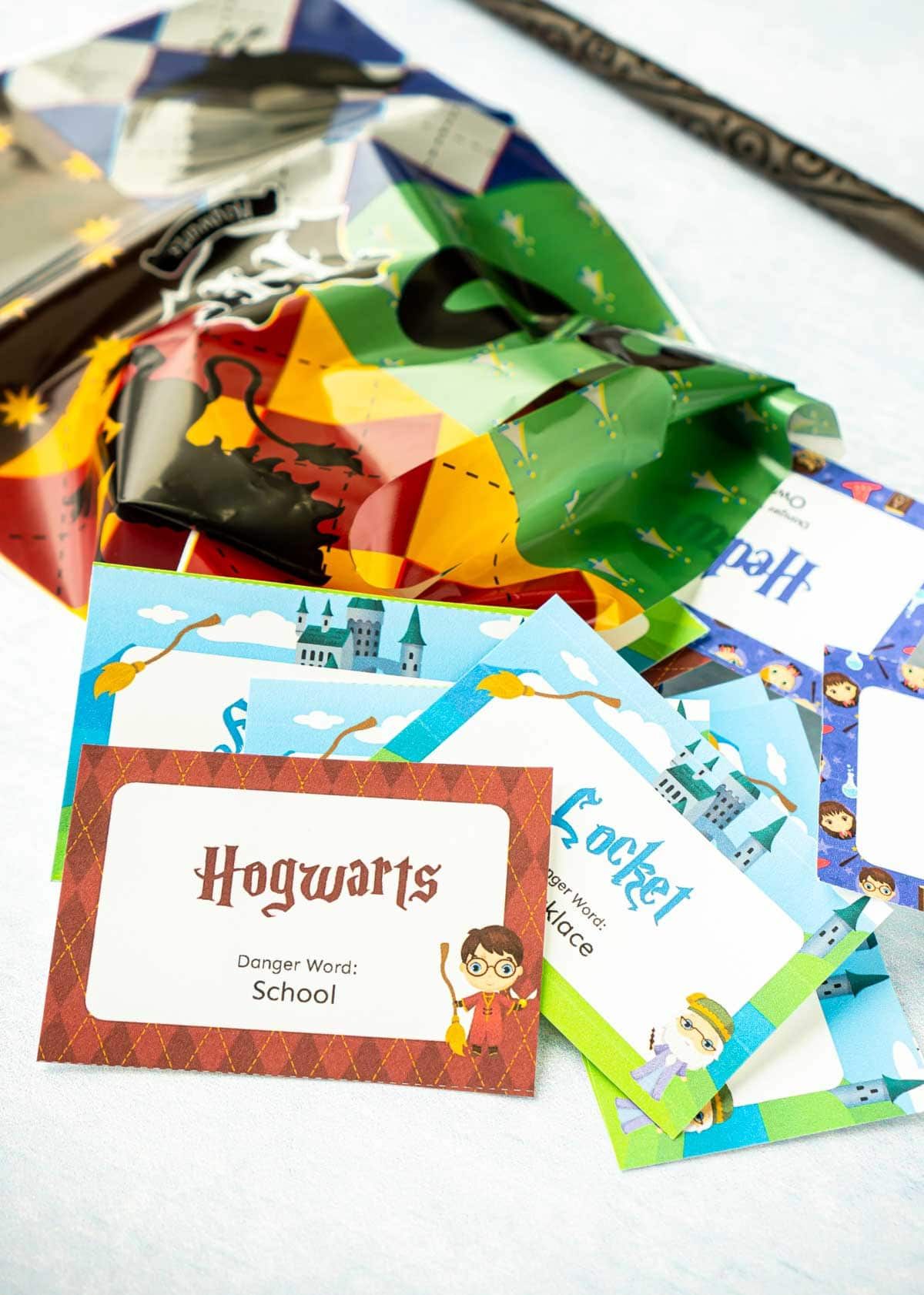 Cartões de papel pequenos com frases de Harry Potter e uma sacola de brindes de Harry Potter