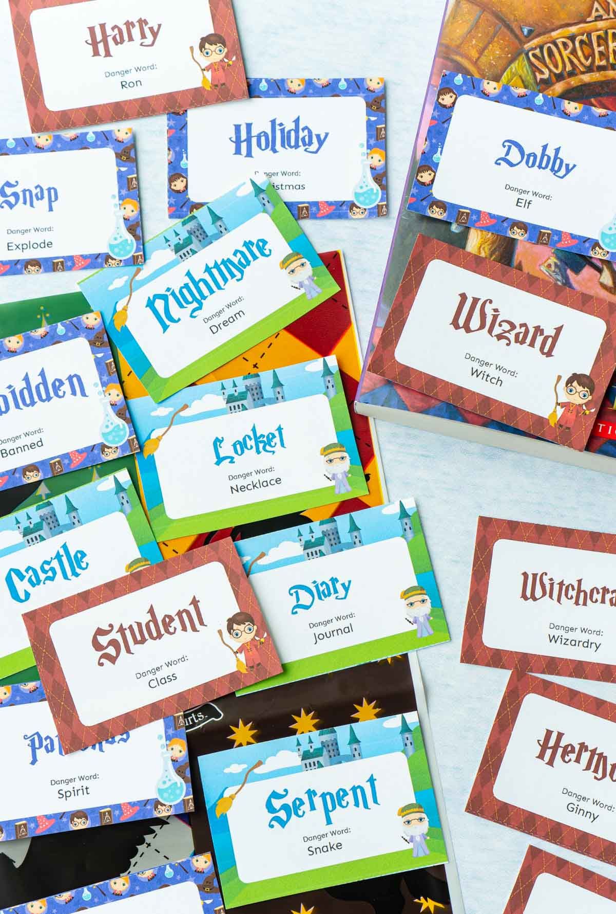 Pequeñas tarjetas con palabras de Harry Potter para un juego de palabras de peligro de Harry Potter