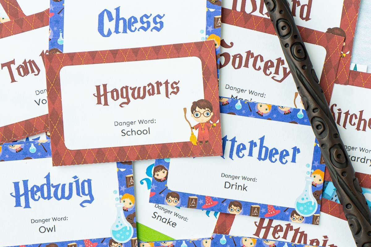 Um monte de pequenos cartões com palavras e imagens de Harry Potter e uma varinha