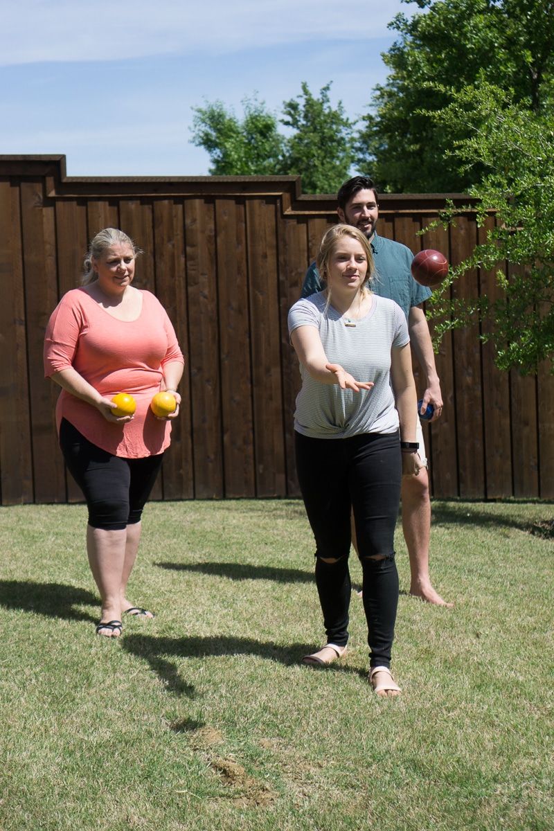 Házení bocce míčků při hraní venkovních společenských her