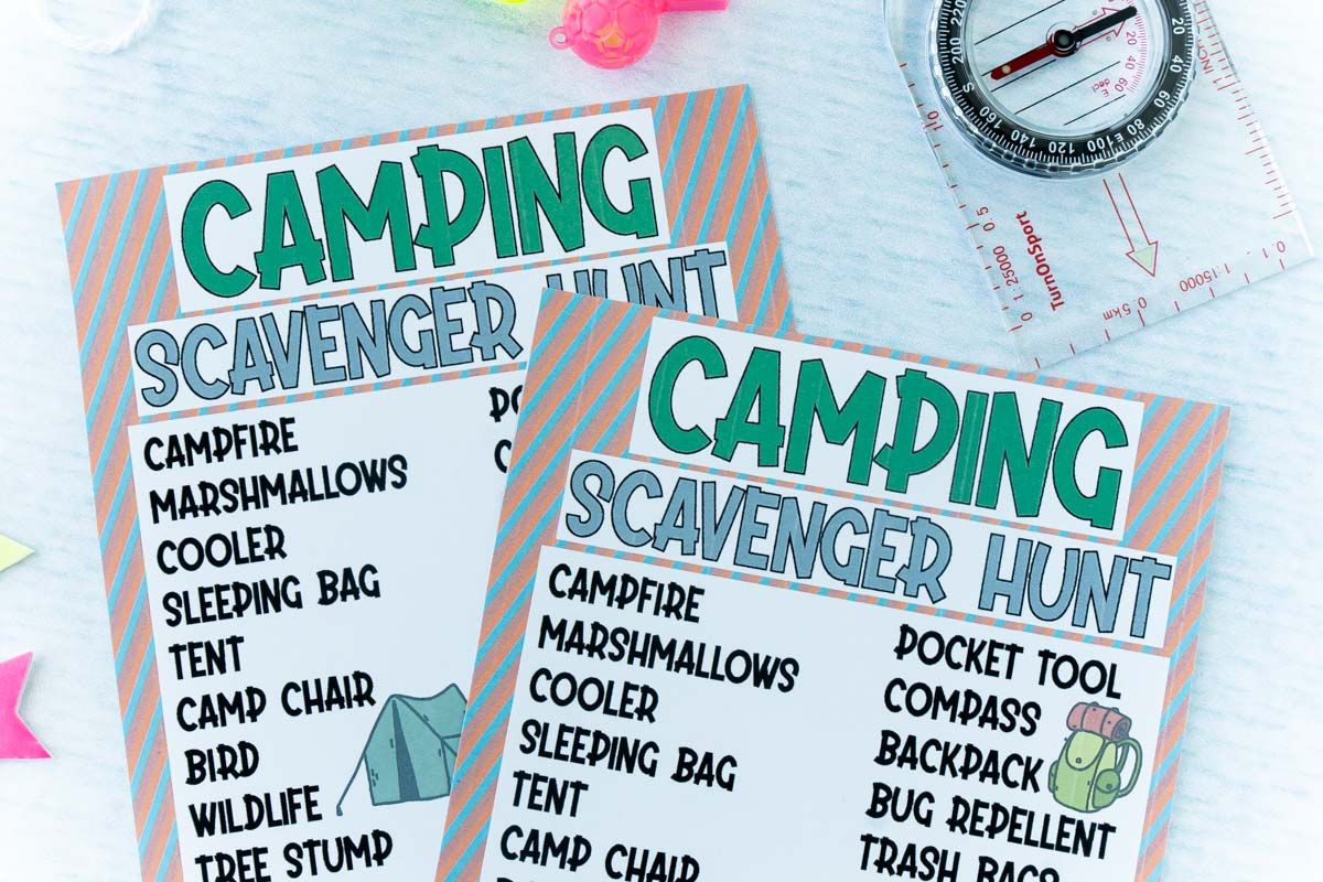 twee exemplaren van een camping-speurtocht met een speelgoedkompas en fluitje op een lichtblauwe achtergrond