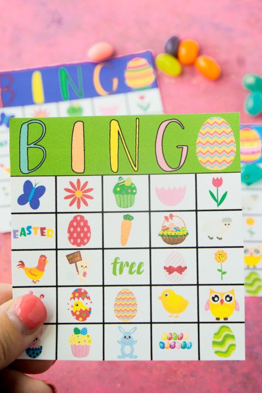 Mano sujetando cartones de bingo de Pascua