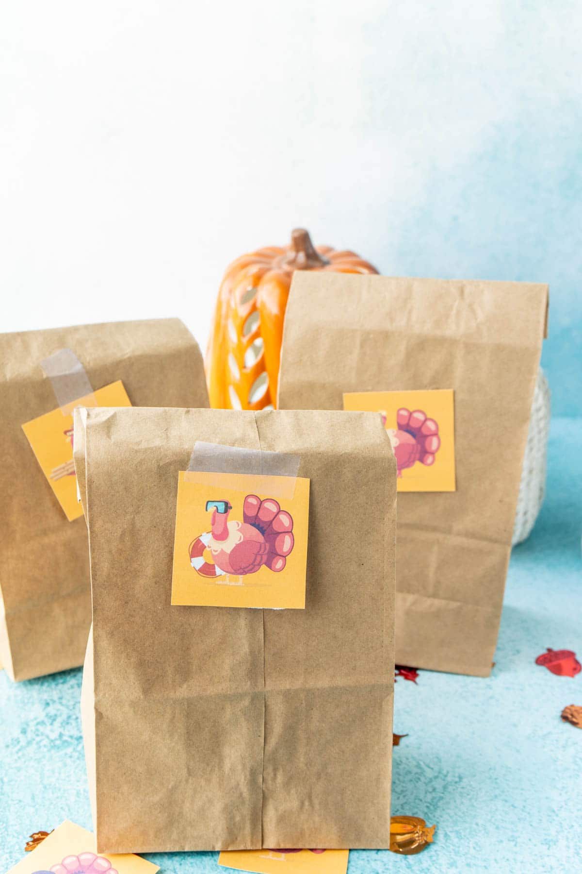 Tres bolsas de papel marrón con tarjeta de caza de pavo de Acción de Gracias