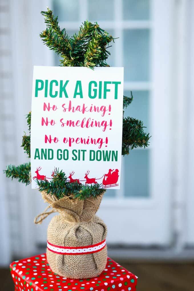 Sieben großartige Tipps für den besten Geschenkaustausch! Alles von lustigen Geschenkaustauschthemen bis zu druckbaren Geschenkaustauschspielen. Ich liebe das DIY-Geschenk-Thema, das eine perfekte Möglichkeit wäre, Weihnachtsgeschenke mit Ihren besten Freunden auszutauschen! Und zusätzlich zu all den Geschenkaustauschideen auch einige großartige Geschenkaustauschgeschenke! Ich muss mehr von # 7 machen!