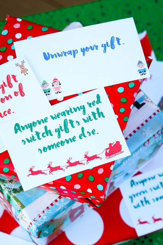 Обичайте този забавен обрат в традиционните игри за размяна на подаръци! Безплатни карти за печат, които да използвате за размяна на подаръци за размяна на подаръци и дори някои забавни идеи за подаръци, ако имате нужда от някои идеи.