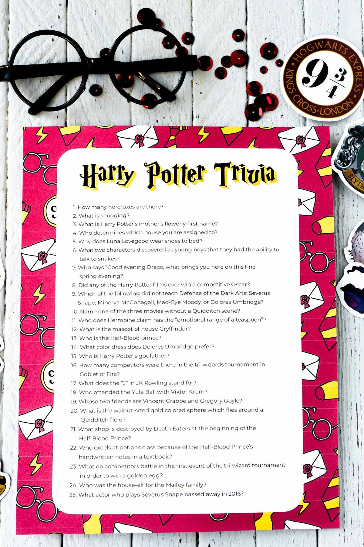 Preguntas de trivia de Harry Potter con un par de lentes de Harry Potter de fondo